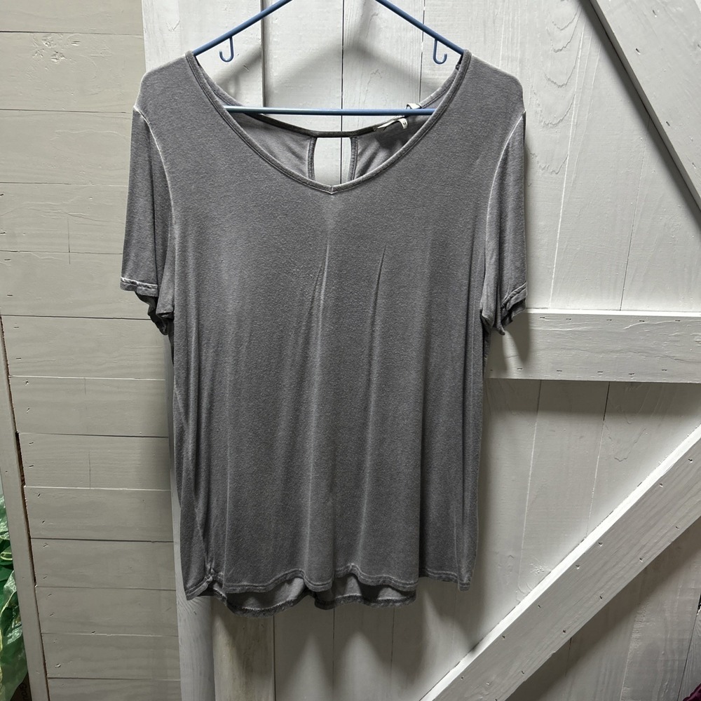 BKE Women's Size M T-Shirt Top Grey Short Sleeve Peek-A-Boo Back